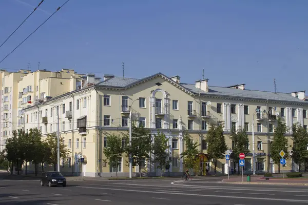 VITEBSK, BELARUS - 6 DE AGOSTO: Casas na pista de estilo soviético na Avenida Lenin em 6 de agosto de 2016 em Vitebsk . — Fotografia de Stock