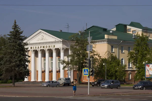 Vitebsk, Białoruś - 6 sierpnia: Pomnik Lenina i budynek Filharmonii na 6 sierpnia 2016 w Witebsku. — Zdjęcie stockowe