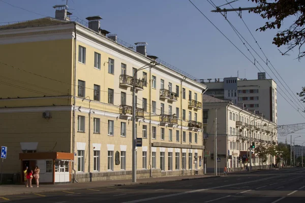 VITEBSK, BELARUS - 6 DE AGOSTO: Casas na pista de estilo soviético na Avenida Lenin em 6 de agosto de 2016 em Vitebsk . — Fotografia de Stock