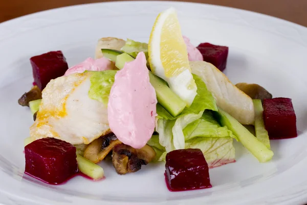 Lettuce salad, beetroot salmon fillet with tender cream sauce — Stock Photo, Image