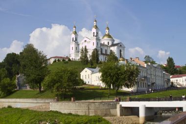 Vitebsk, Beyaz Rusya - 27 Temmuz: Vitba nehir ve Vitebsk üzerinde 27 Temmuz 2016 varsayım katedral bir görünümle köprüden.