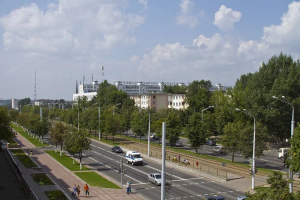 Vitebsk, Wit-Rusland - 27 juli: Weergave van Moskou Avenue vanuit het raam van het appartement op de vierde verdieping op 27 juli 2016 in Vitebsk. — Stockfoto