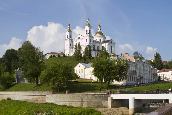 Vitebsk, Vitryssland - 27 juli: Bron över floden Vitba och utsikt över katedralen antagandet på 27 juli 2016 i Vitebsk. — Stockfoto