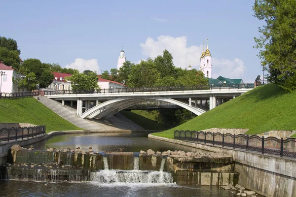 Vitebsk, Białoruś - 27 lipca: Most przez rzekę Vitba i widokiem na katedrę Wniebowzięcia 27 lipca 2016 w Witebsku. — Zdjęcie stockowe