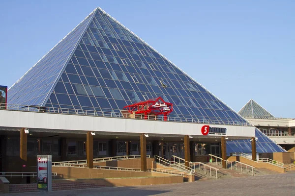 Vitebsk, Wit-Rusland - 28 juli: Het moderne winkelcentrum van het glas in de vorm van een piramide op 28 juli 2016 in Vitebsk. — Stockfoto