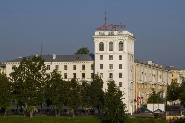 VITEBSK, BÉLARO - 28 de julio: Un edificio de estilo soviético cerca del puente de Kirov sobre el río Dvina Occidental el 28 de julio de 2016 en Vitebsk . —  Fotos de Stock