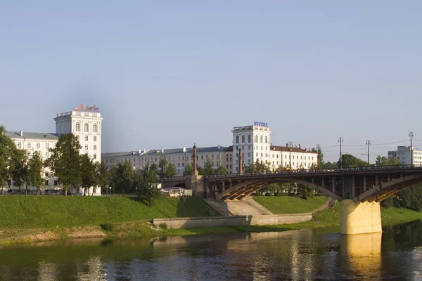 Vitebsk, Białoruś - 28 lipca: Most nad rzeką Zapadnaya Dvina i budynki okresu radzieckiego 28 lipca 2016 w Witebsku. — Zdjęcie stockowe