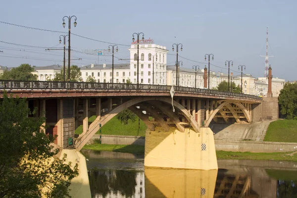 VITEBSK, BELARUS - JULY 28: The bridge over the river Zapadnaya Dvina and the buildings of the Soviet period on July 28, 2016 in Vitebsk. — Stock Photo, Image