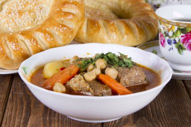 Ulusal Özbek çanak - shurpa