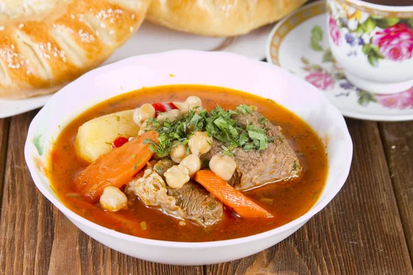 Национальное узбекское блюдо - шурпа — стоковое фото