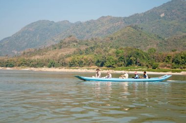 Luang Prabang, Laos - 6 Şubat: Mekong Nehri üzerinde 6 Şubat 2012 yılında Luang Prabang Laos turist teknede.