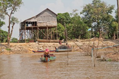 Siem Reap, Kamboçya - Şubat 10: bir kasabada kayan Kamboçya'da Lake Tonle Sap üzerinde 10 Şubat 2012 Siem Reap içinde yaşayan.