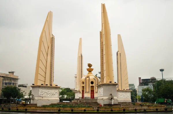 BANGKOK, THAÏLANDE - 30 JANVIER : Monument de l'Indépendance sur l'une des places de Bangkok le 30 Janvier 2012 à Bangkok . — Photo