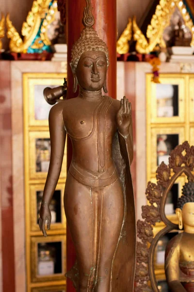 BANGKOK, TAILANDIA - 30 DE ENERO: Esculturas de santos en uno de los templos de Bangkok el 30 de enero de 2012 en Bangkok . —  Fotos de Stock