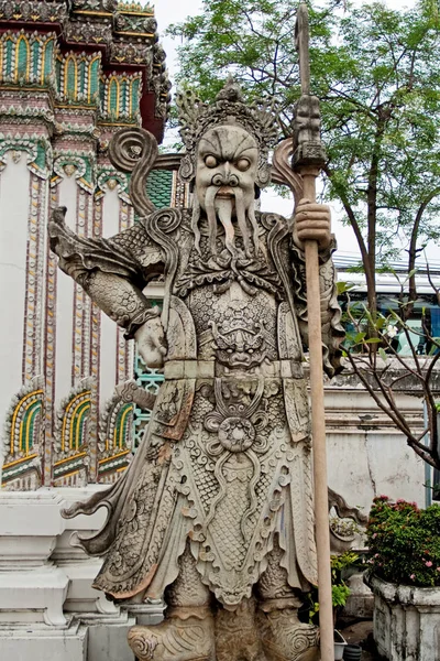 Bangkok, Thailand - 31 januari: En sagolik hjälte i ett av templen i Thailand januari 31, 2012 i Bangkok. — Stockfoto
