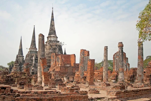 Ayutthaya, Thailand - 1 februari: Ruïnes van het oude boeddhistische klooster op 1 februari 2012 in Ayutthaya. — Stockfoto