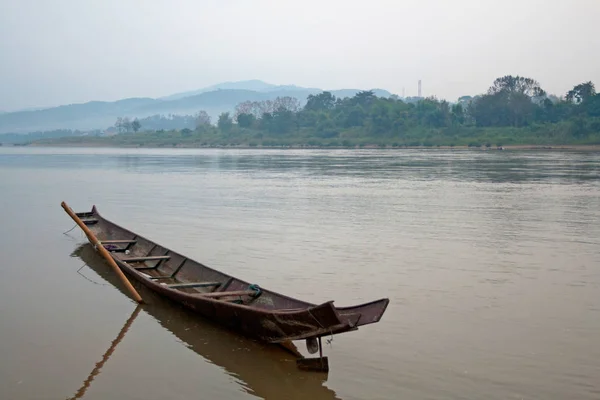 Lonely empty boat in the early morning on the Mekong river — Stock Photo, Image