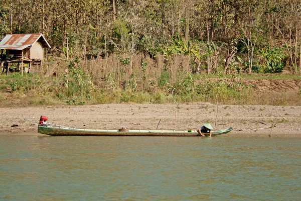LUANG PRABANG, LAOS - FEBRUARY 6: Fishing boat on the Mekong River in Laos on February 6, 2012 in Luang Prabang. — Stock Photo, Image
