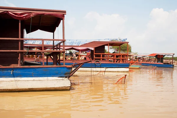 SIEM REAP, CAMBODIA - FEBRUARY 10: Tourist boats on Lake Tonle Sap in Cambodia on February 10, 2012 in Siem Reap. — Stock Photo, Image