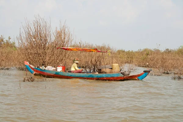 SIEM REAP, CAMBODIA - FEBRUARY 10: Fishing boat on Lake Tonle Sap Cambodia on February 10, 2012 in Siem Reap. — Stock Photo, Image
