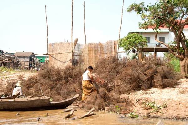 SIEM REAP, CAMBODIA - FEBRUARY 10: Daily work of fishermen to check and prepare gears on February 10, 2012 in Siem Reap. — Stock Photo, Image