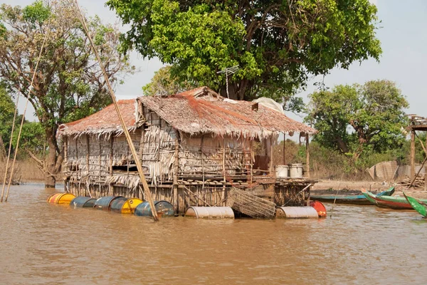 SIEM REAP, CAMBODIA - FEBRUARY 10: Living in a floating village on Lake Tonle Sap in Cambodia on February 10, 2012 in Siem Reap. — Stock Photo, Image