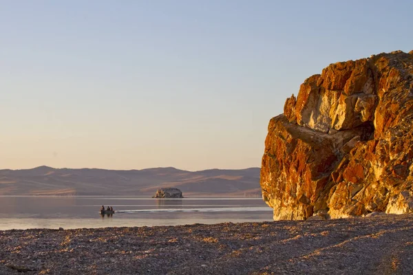 Sabah erken - sunrise Gölü kıyısındaki Baykal, Kurminskiy cape