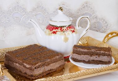 Krem çikolata dolgulu çikolatalı kek katmanlı