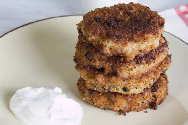 Panqueques fritos de copos de avena con crema agria — Foto de Stock