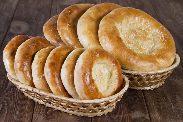 Свежая выпечка - Узбекские домашние булочки — стоковое фото