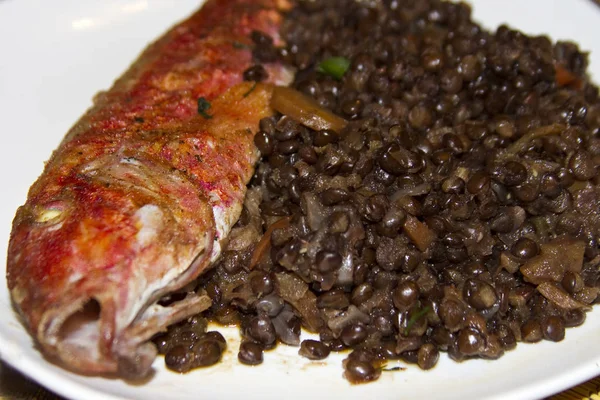 Fried fish surmullet with lentils — Stock Photo, Image