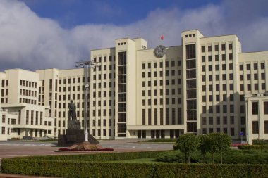Minsk, Beyaz Rusya - 30 Temmuz: Hükümet Binası ve bağımsızlık Meydanı üzerinde 30 Temmuz 2016 Minsk'nda Lenin anıt.