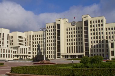 Minsk, Beyaz Rusya - 30 Temmuz: Hükümet Binası ve bağımsızlık Meydanı üzerinde 30 Temmuz 2016 Minsk'nda Lenin anıt.