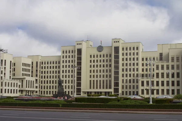 MINSK, BELARUS - 30 de julio: La Casa de Gobierno y el Monumento a Lenin en la Plaza de la Independencia el 30 de julio de 2016 en Minsk . —  Fotos de Stock