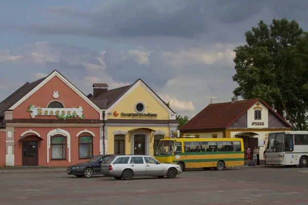 MIR, BELARUS - AUGUST 1: Bus and cars near the bus station in the city of Mir on August 1, 2016 in Mir. — Stock Photo, Image