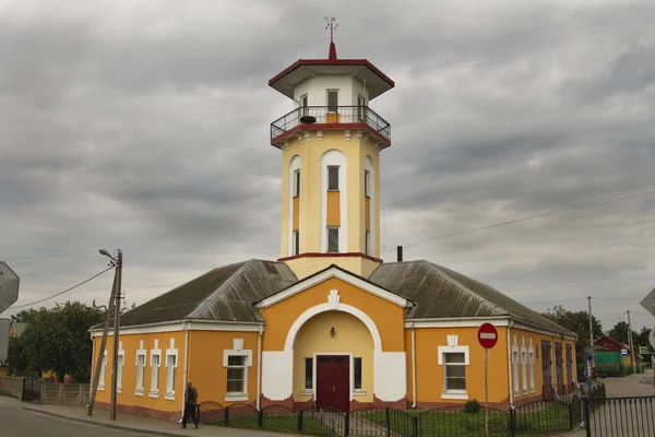 Baranavichy, Wit-Rusland - 4 augustus: Architecturale monument van de 19e eeuw - de eerste brandweerkazerne met een uitkijktoren op 4 augustus, 2016 in Baranavichy. — Stockfoto