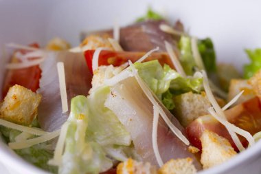 Taze tuzlu omul, sebze, peynir ve Peksimet salatası