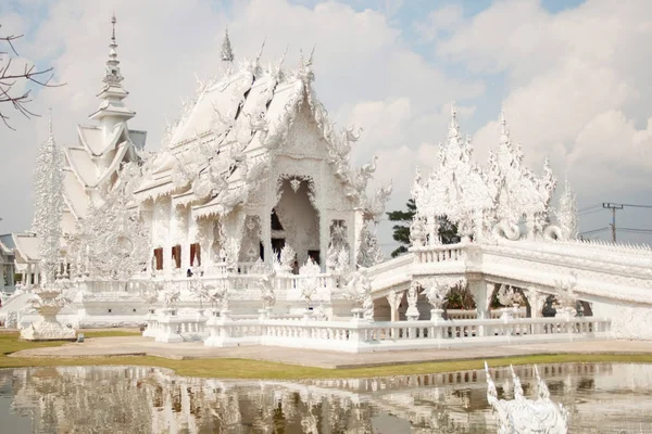 Chiang Rai, Thailand - 2 februari: Witte tempel in Chiang Rai (Wat Rong Khun) op 2 februari 2012 in Chiang Rai. — Stockfoto
