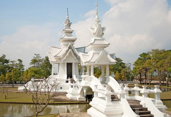 CHIANG RAI, THAILAND - FEVEREIRO 2: Templo Branco em Chiang Rai (Wat Rong Khun) em 2 de fevereiro de 2012 em Chiang Rai . — Fotografia de Stock