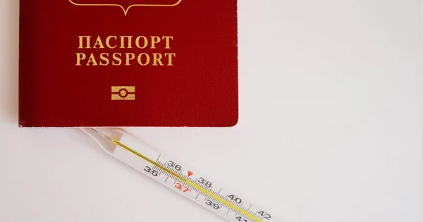 Yabancı Pasaport Beyaz Arka Plan Üzerinde Termometre — Stok fotoğraf
