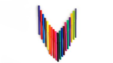 beyaz izole arka planda, 18 renkleri çok renkli Keçeli Kalemler.