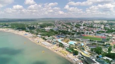 Uçuş resort beach üzerinde. Gölgelerin içinden bulutlar su