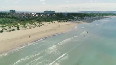 Uçuş resort beach üzerinde. Gölgelerin içinden bulutlar su