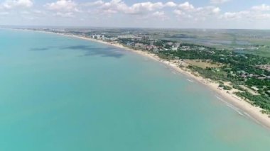 Uçuş resort beach üzerinde. Gölgelerin içinden bulutlar su