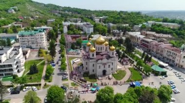 Parkta güzel kilise. Uçuş ele ve