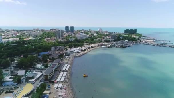 Vuelo Sobre Playa Del Resort Sombras Nubes Agua — Vídeo de stock