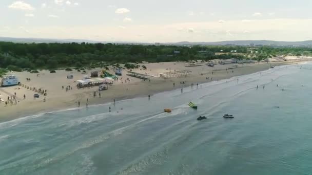 Vuelo Sobre Playa Del Resort Sombras Nubes Agua — Vídeo de stock