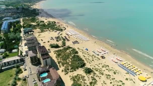 Vuelo Sobre Playa Del Resort Sombras Nubes Agua — Vídeo de stock