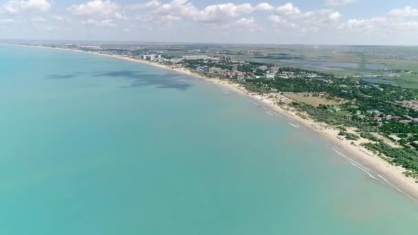 Vuelo Sobre Playa Del Resort Sombras Nubes Agua — Vídeo de stock