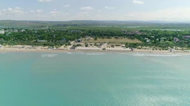 Volo Sulla Spiaggia Del Resort Ombre Dalle Nuvole Sull Acqua — Video Stock